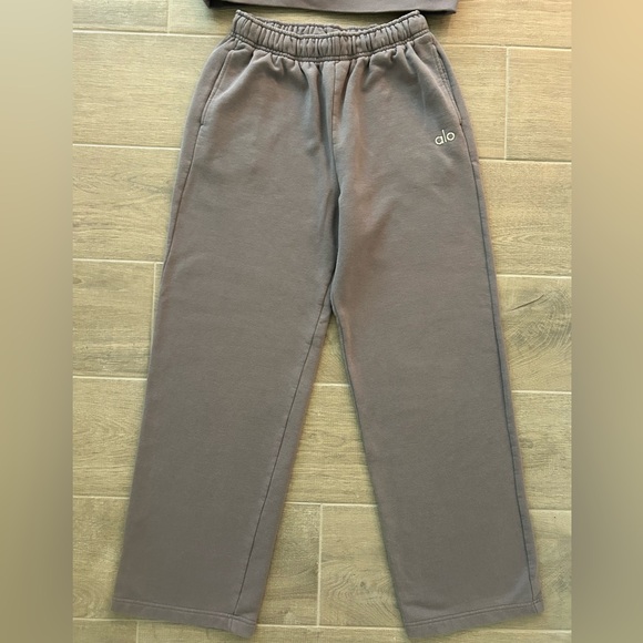 Alo Accolade sweat set - Picture 3 of 9